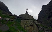 172 ci osserva a lungo dall'alto del roccione